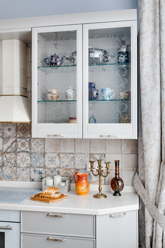 Кухня с лавандовыми стенами