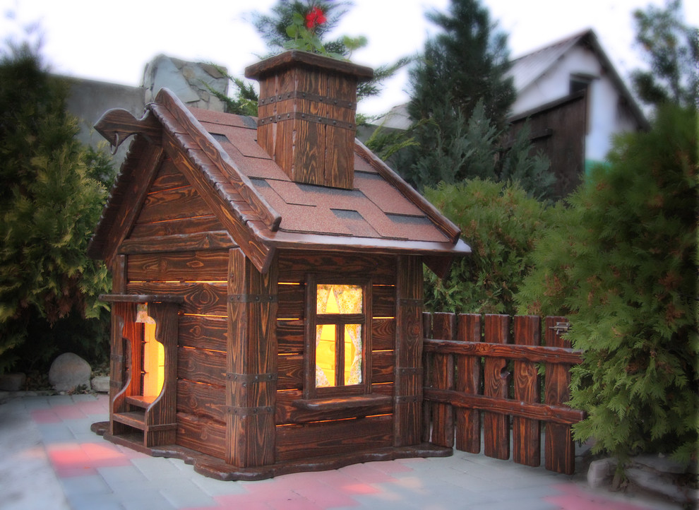 Будка для собаки с окошком и забором