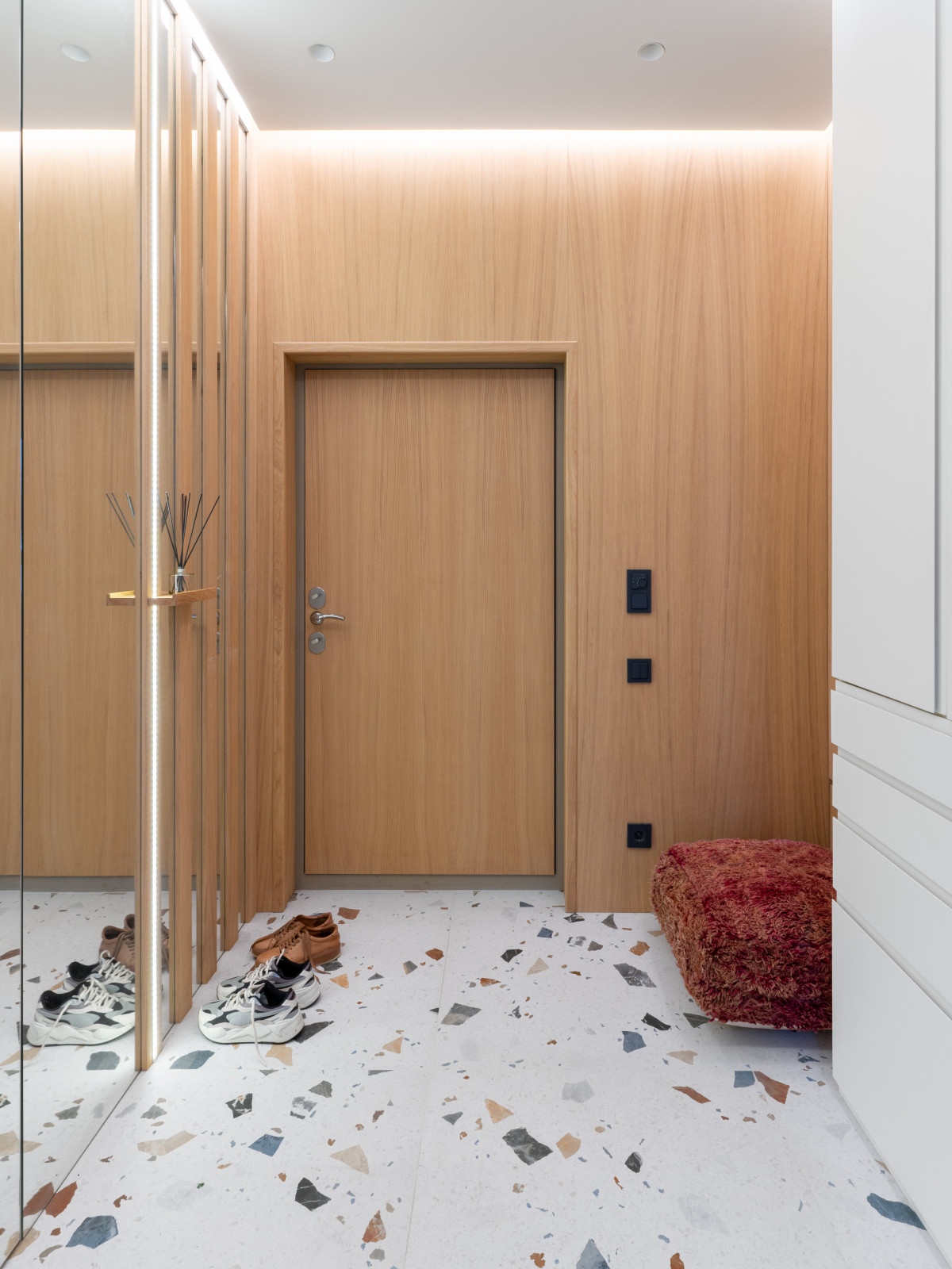 Двухкомнатная квартира с зеленой перегородкой в гостиной