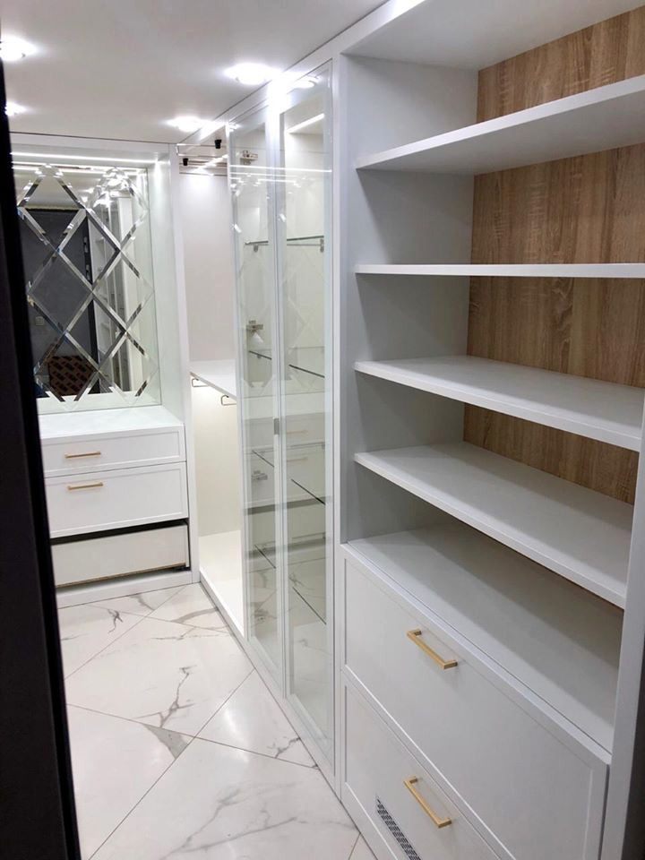 Гардеробная в двухуровневой квартире в ЖК Рассказово