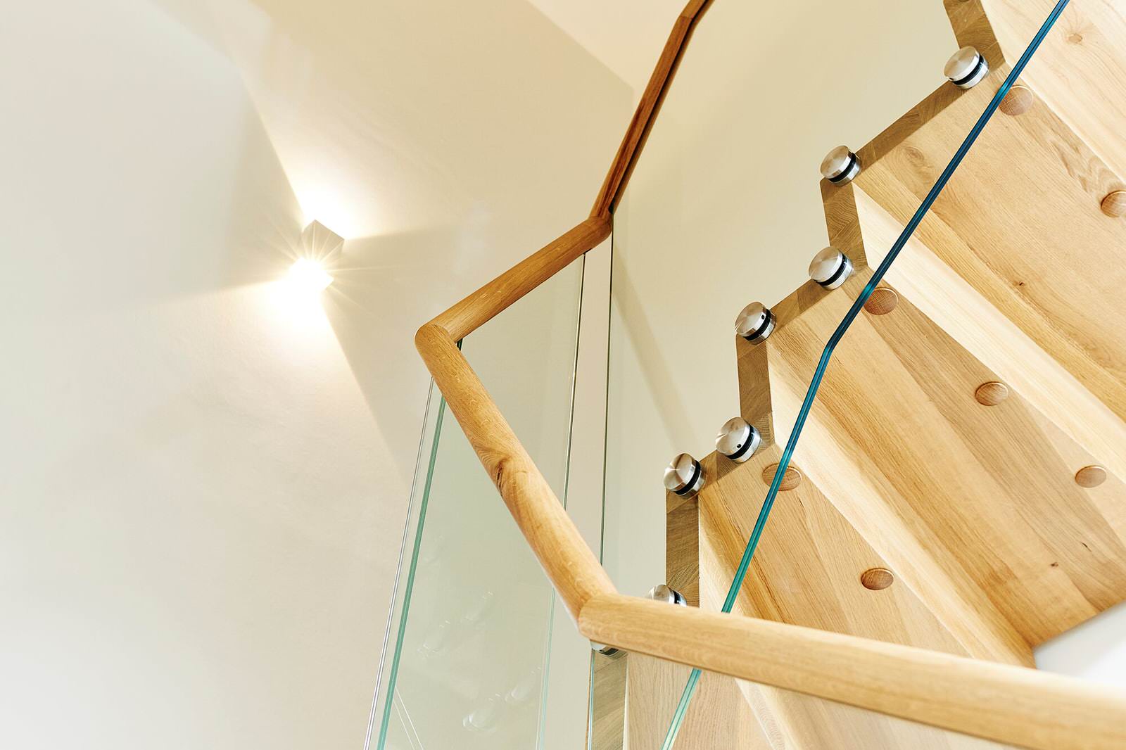 Дубовая лестница со стеклянным ограждением