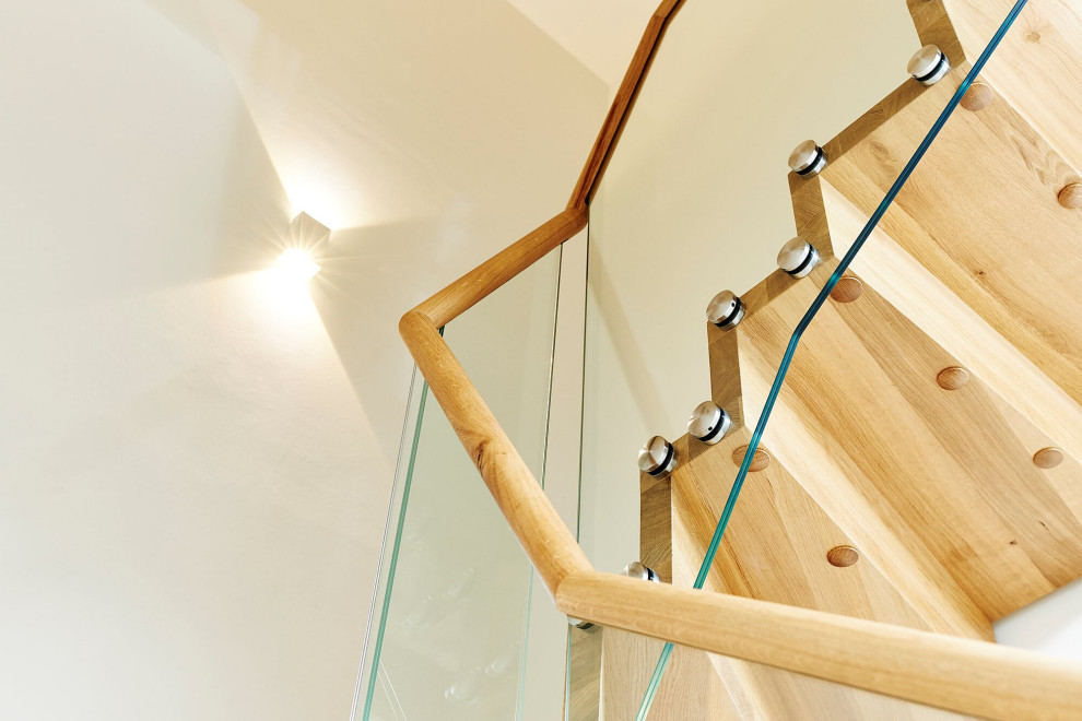 Дубовая лестница со стеклянным ограждением