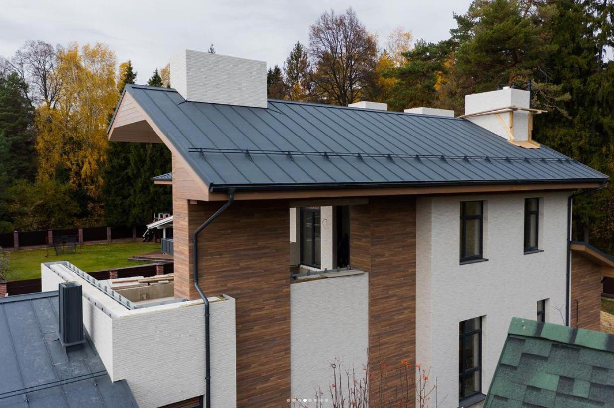 Дом с бассейном и верандой с камином