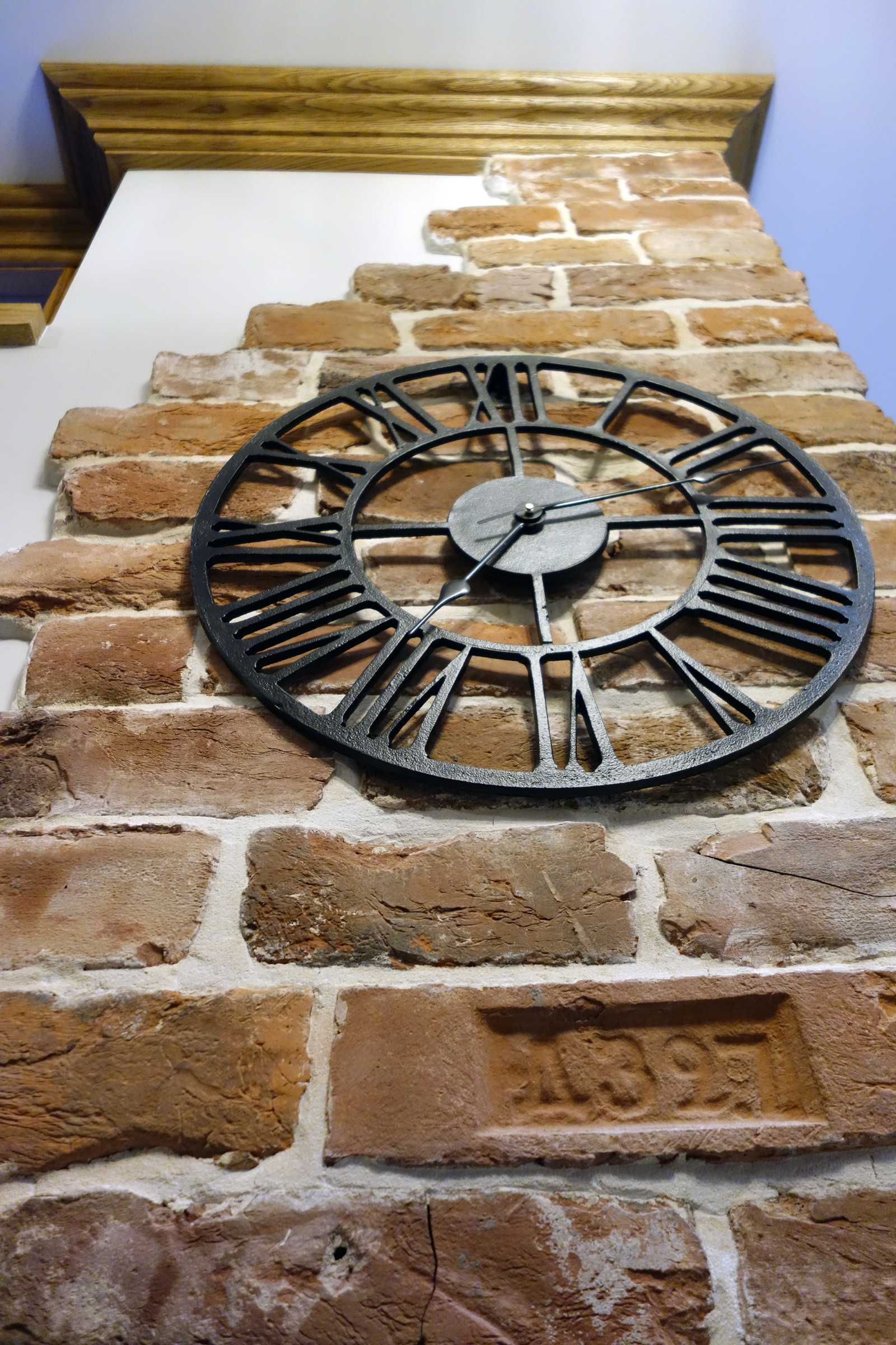 Кирпич и дерево