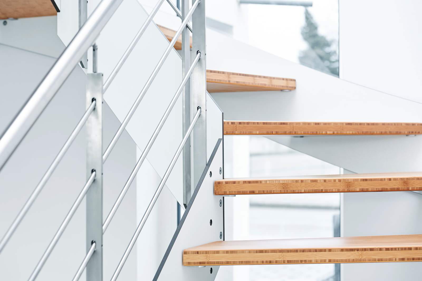 Лестница из бамбука с ограждением из нержавеющей стали