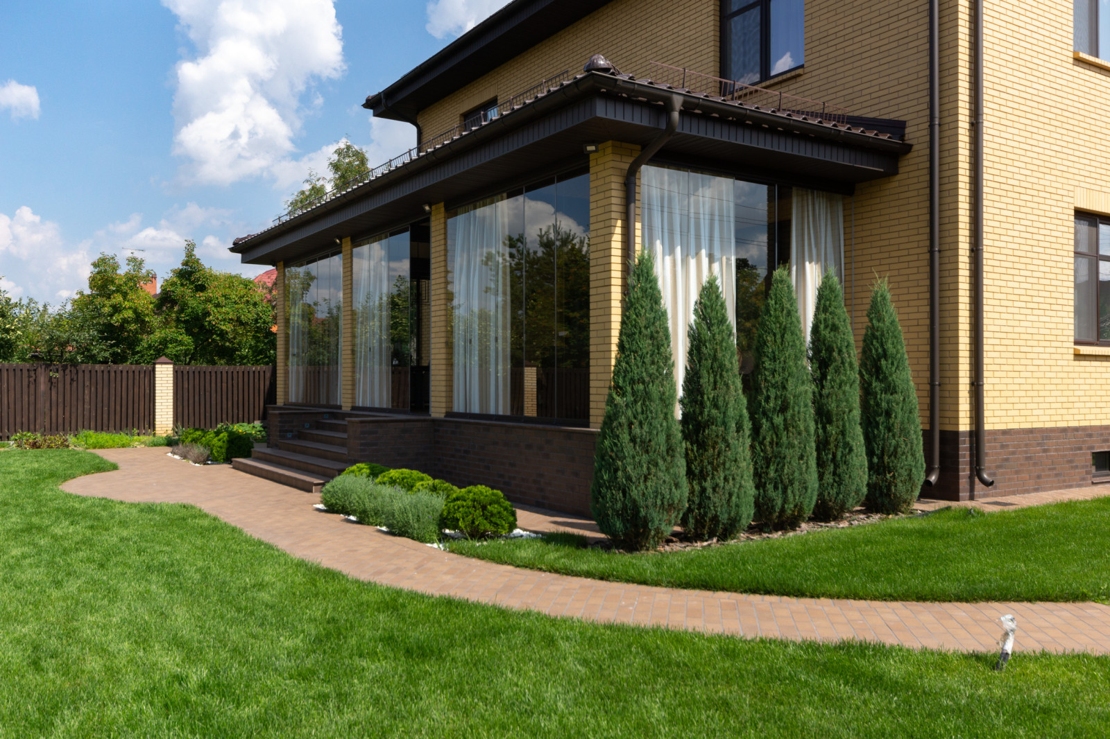 Классическая терраса с безрамным остеклением