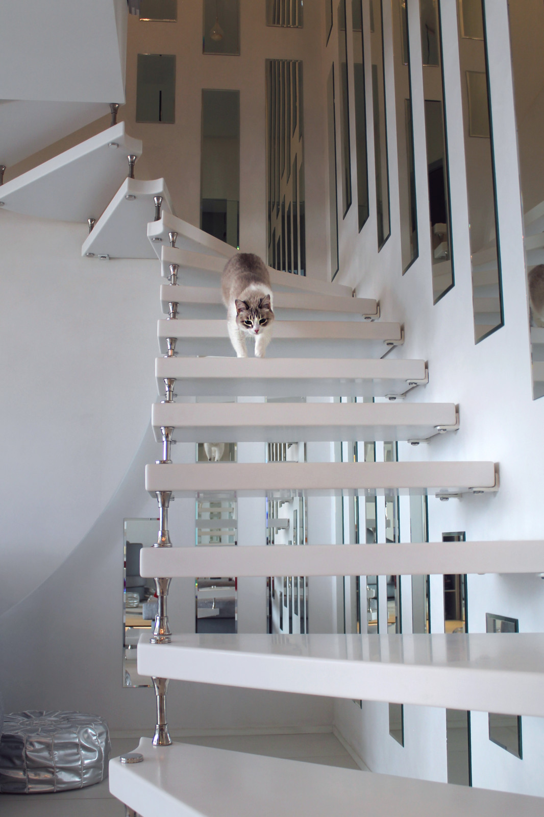 Обложка проекта: Лестница для маленькой квартиры