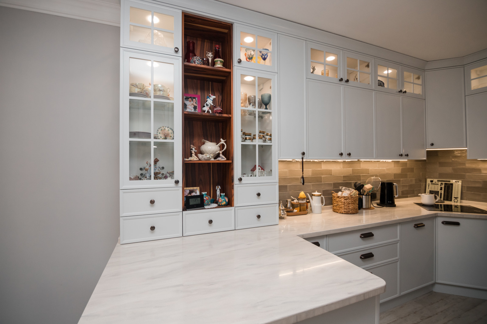 Светлая кухня с деревянными элементами