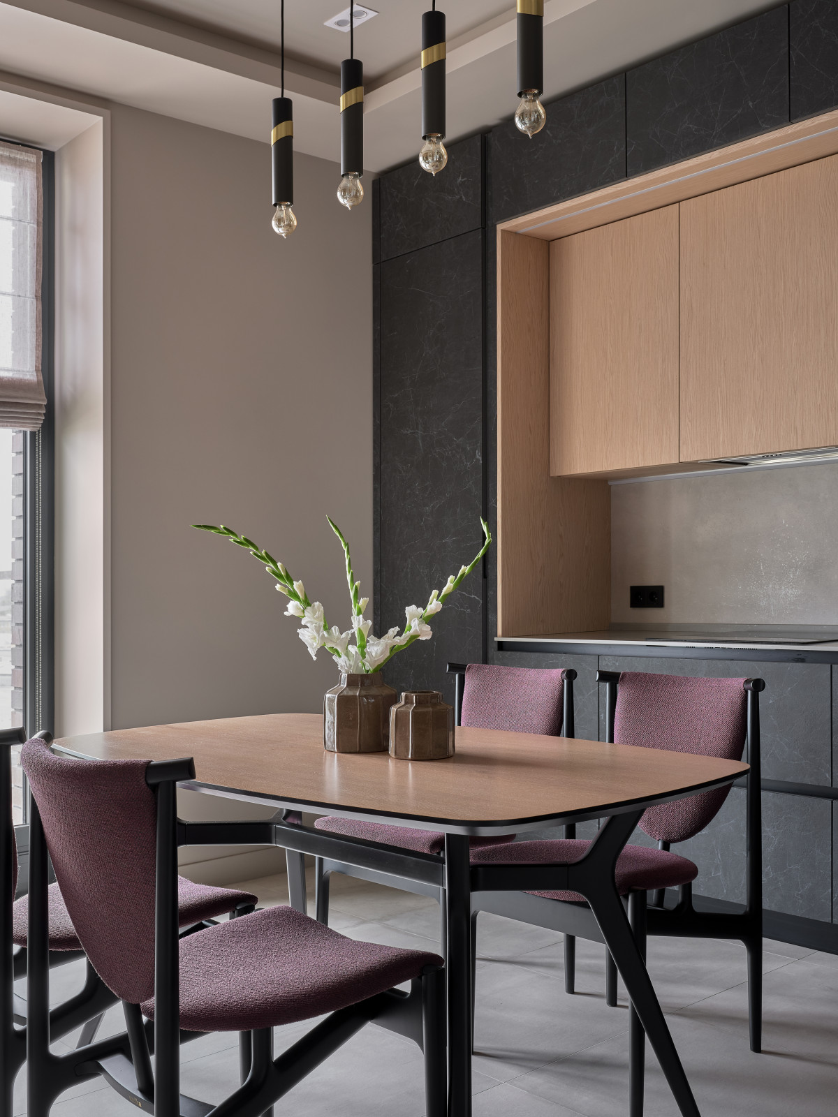 Современный интерьер с фиолетовыми акцентами