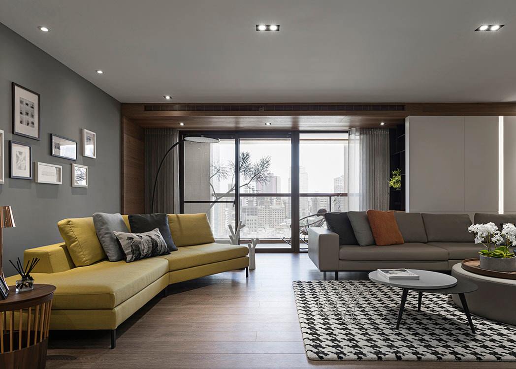 Светлая квартира с просторной диванной зоной от L DESIGN