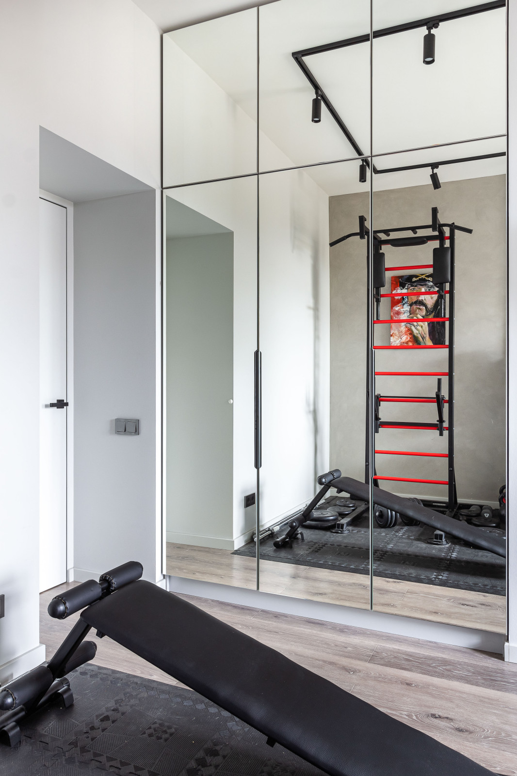 КВАРТИРА С ЯРКИМИ АКЦЕНТАМИ В СТАРОМ ФОНДЕ