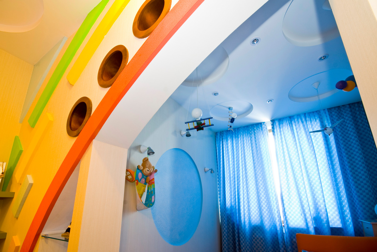 Яркая детская комната