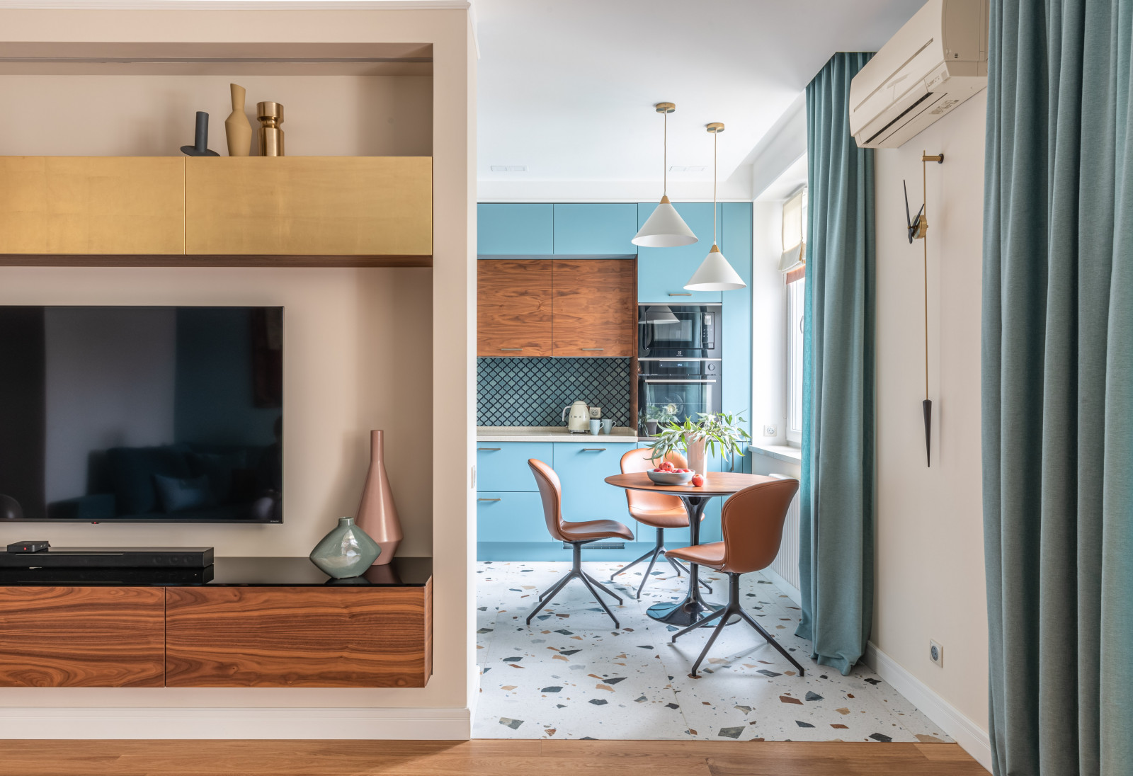 Houzz тур: Цветной интерьер в духе конструктивизма