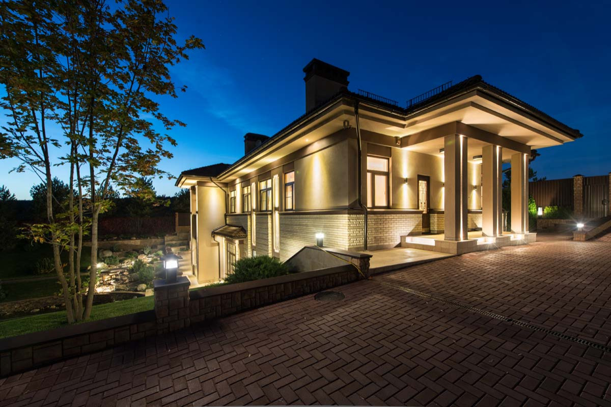 Дом в овраге ночью