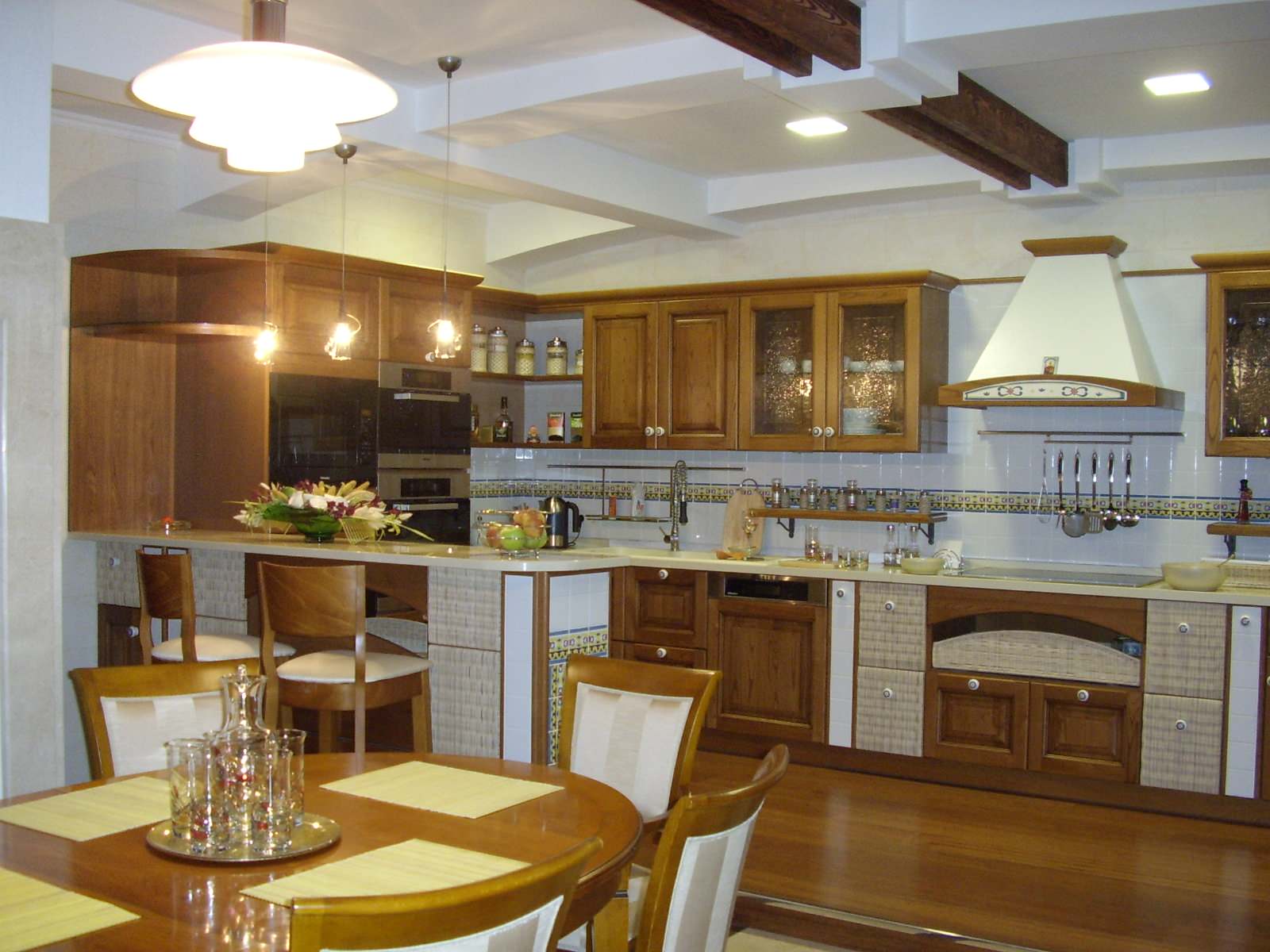 Классическая кухня с элементами в стиле кантри в городской квартире.