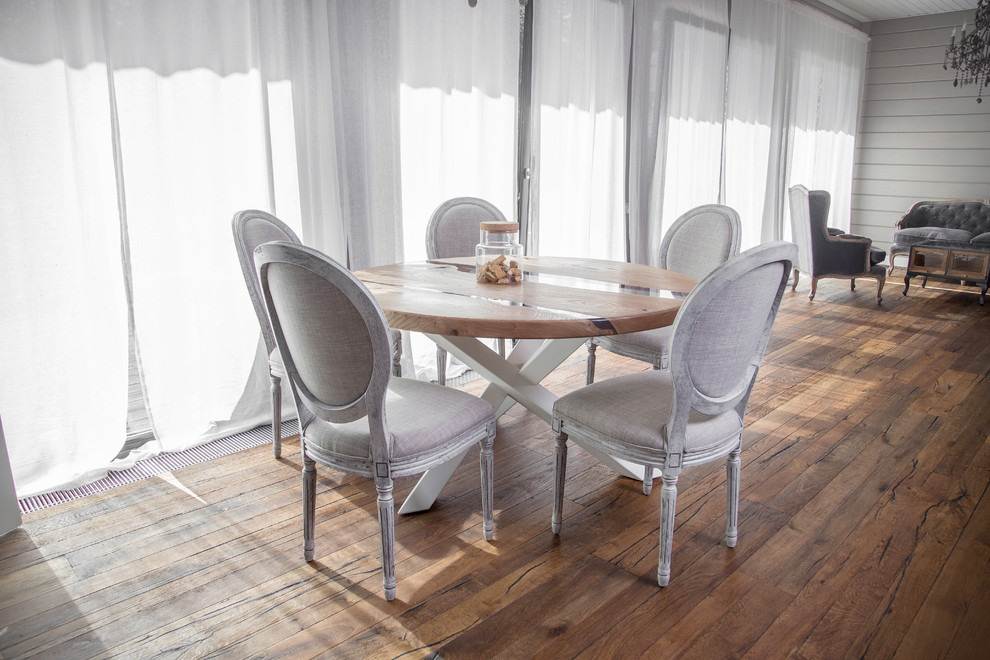 Обеденный стол и стулья