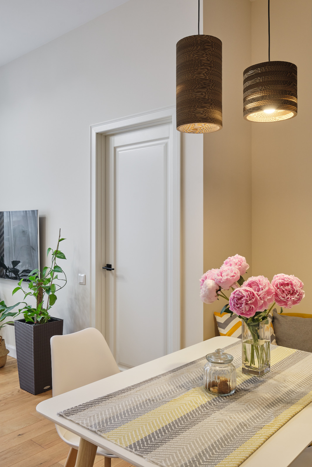 Кантри Г-2 Ral 9010 в квартире современного стиля