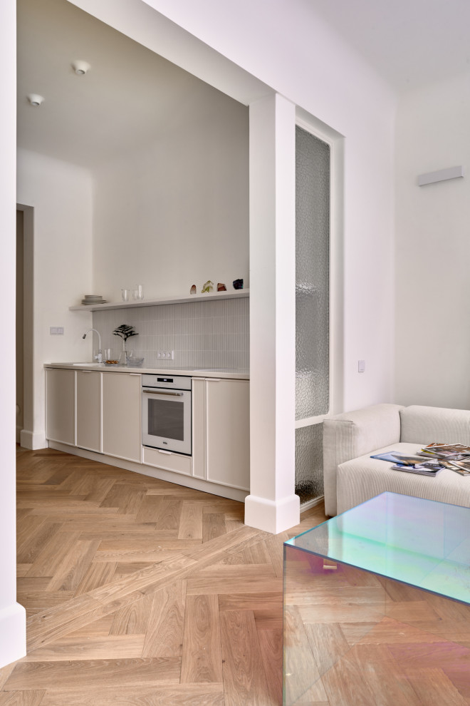 Стекло и неон: квартира в Подмосковье