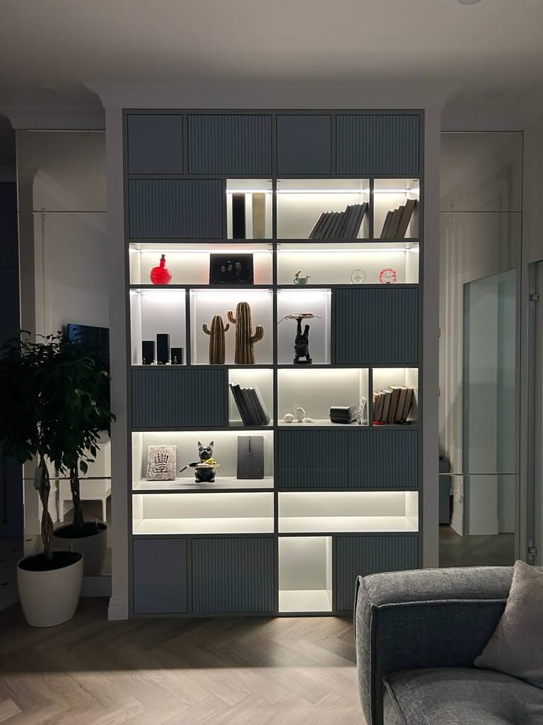 Стеллаж, встроенный в нишу