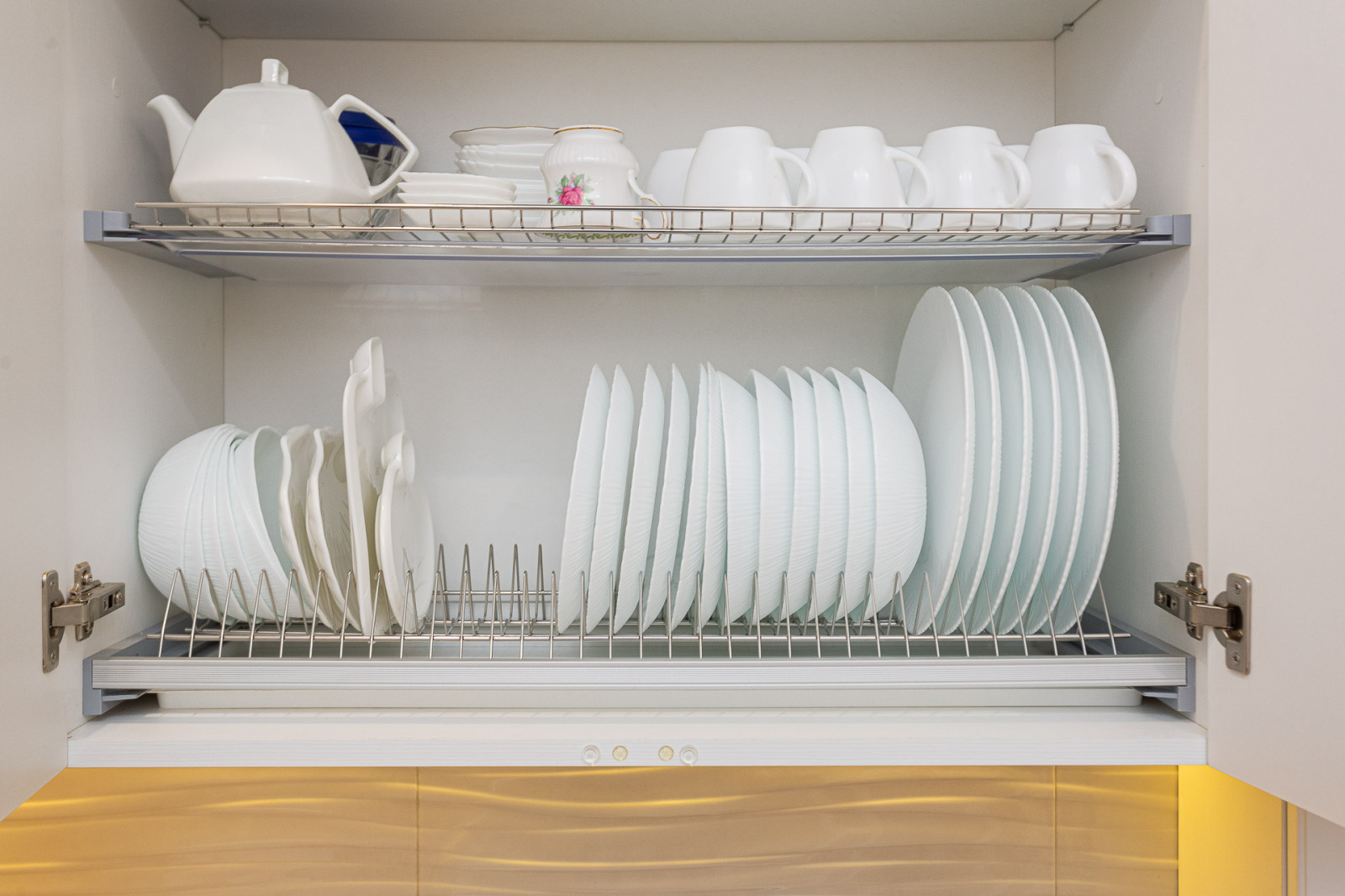 Белая кухня в стиле неоклассика