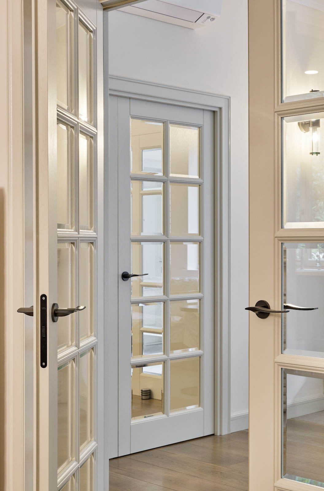 Кантри Ral 1013 в интерьере дома