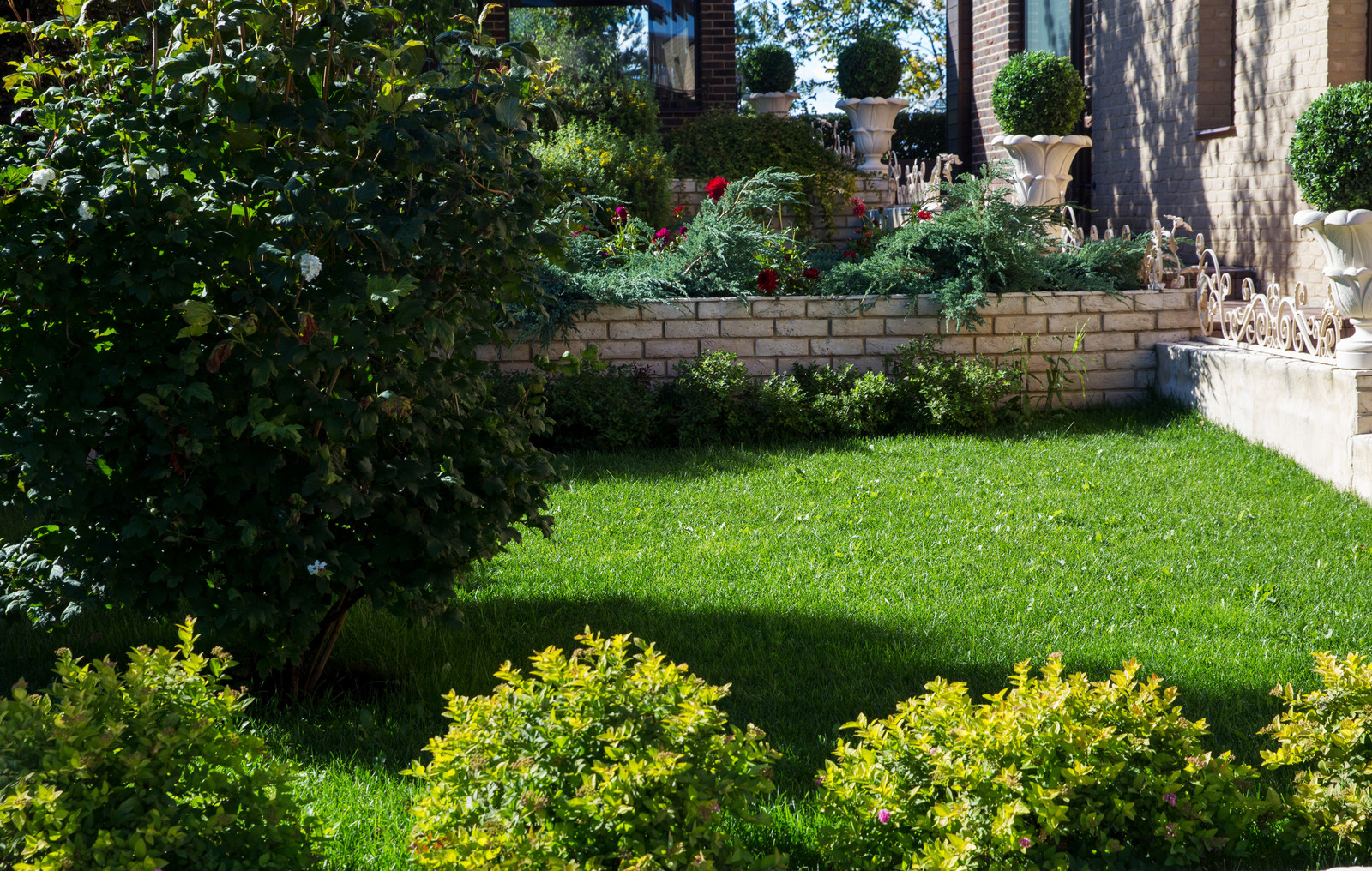 Сад на Пятницком шоссе.  Дизайнер Лариса Юрова