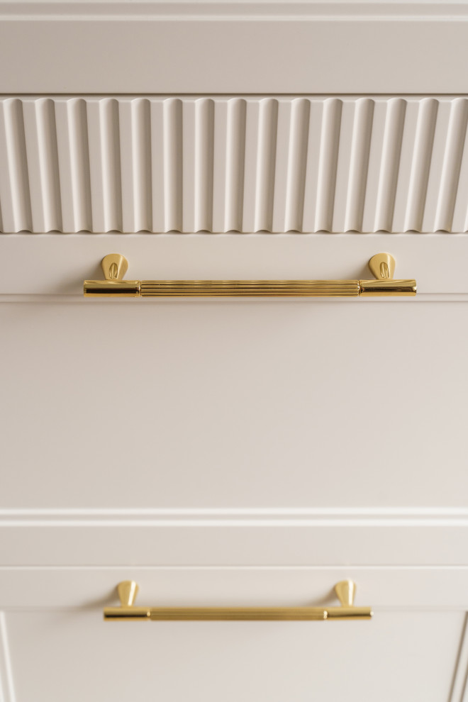 Бело-розовый интерьер с рифлеными фасадами