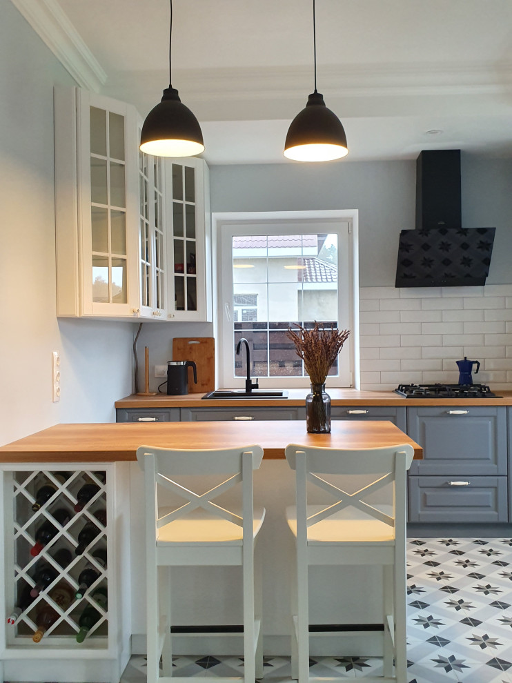 Кухня в неоклассическом стиле с полуостровом