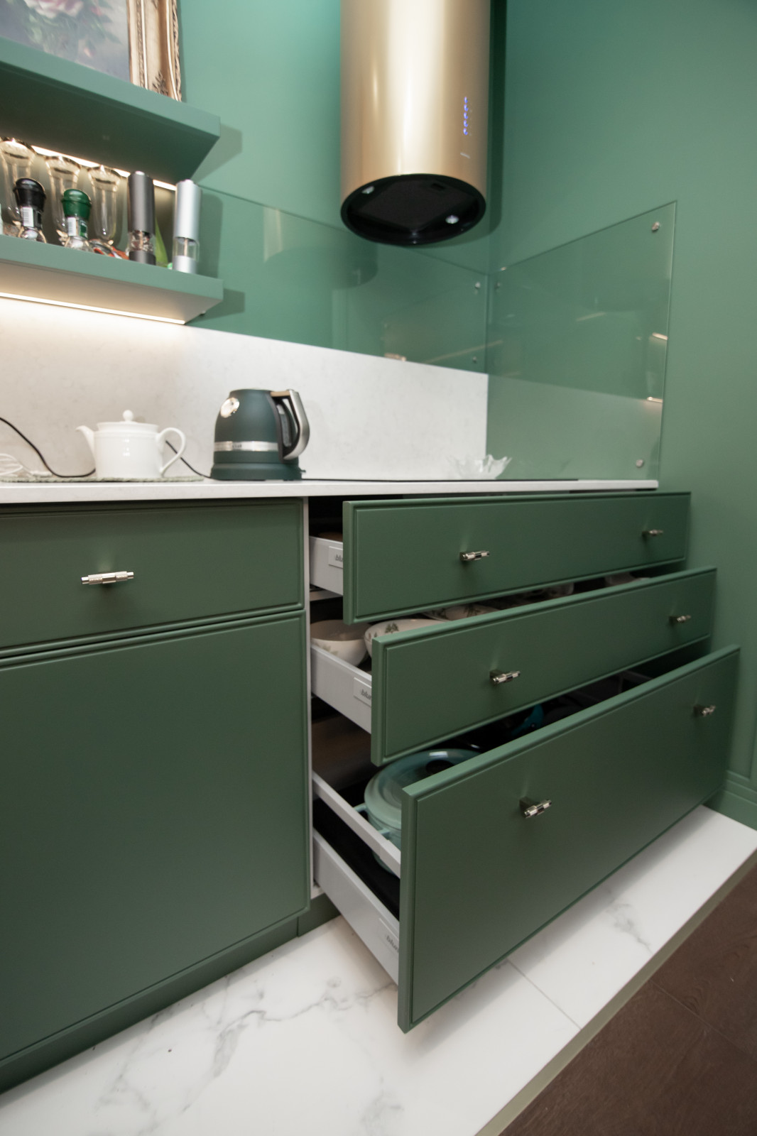 Стильная неоклассическая кухня в темно-изумрудном цвете