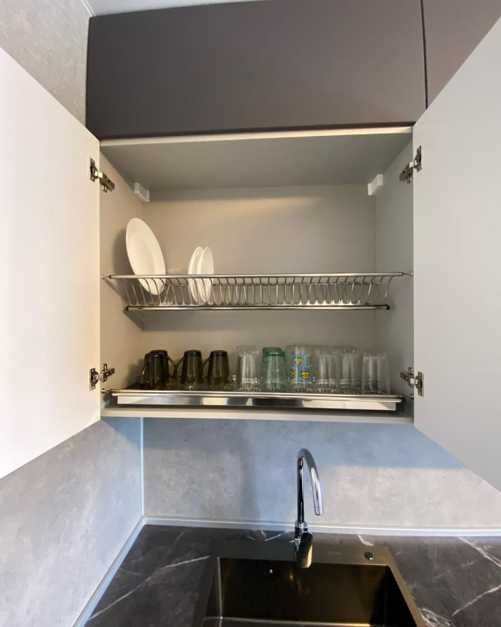 Угловая кухня в коричневом цвете с матовыми и древесными фасадами