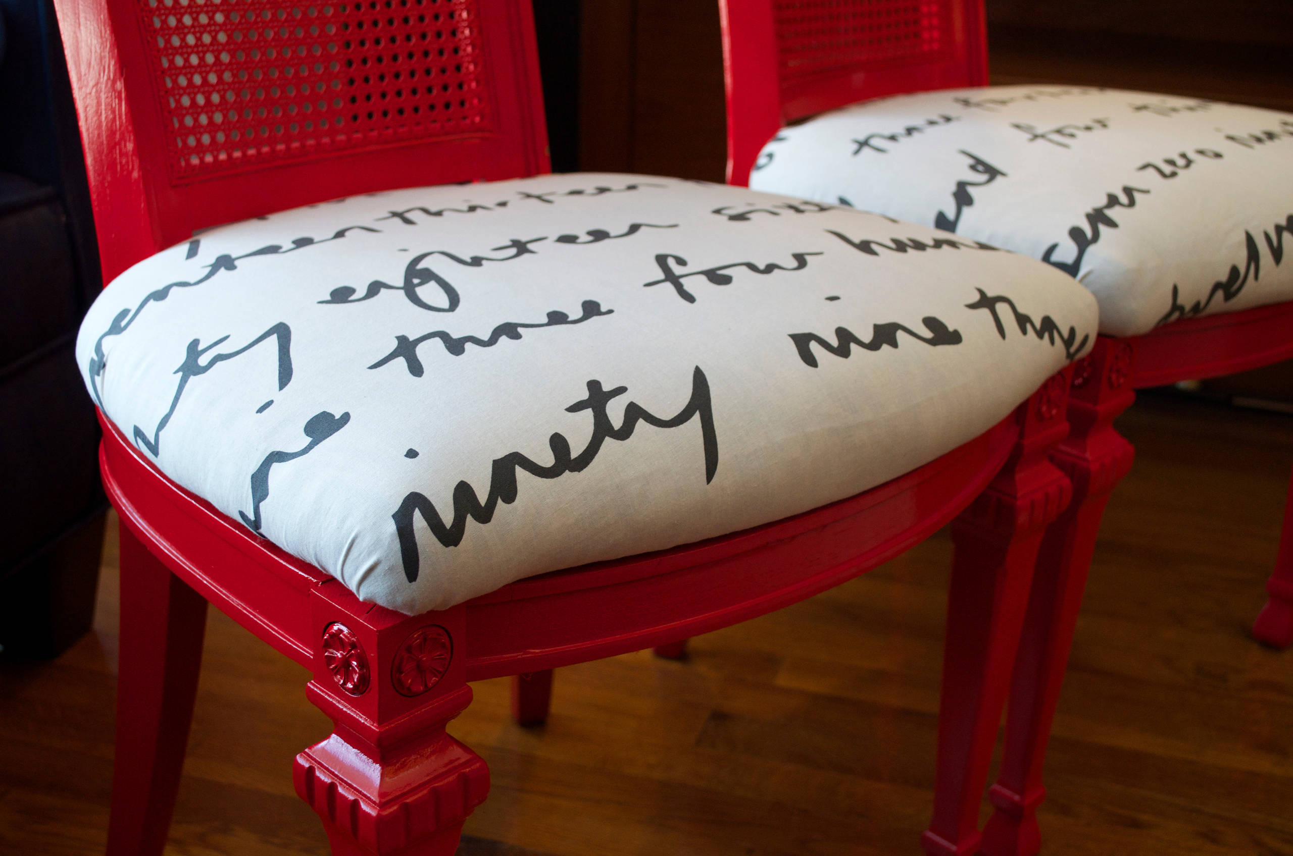 DIY: Переделка старых стульев с помощью краски, ткани и... чая!