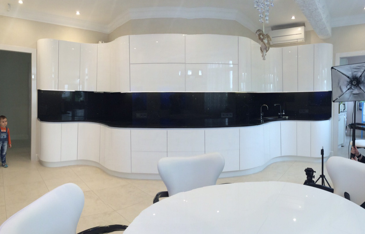 Кухня-волна, совмещенная с аквариумами