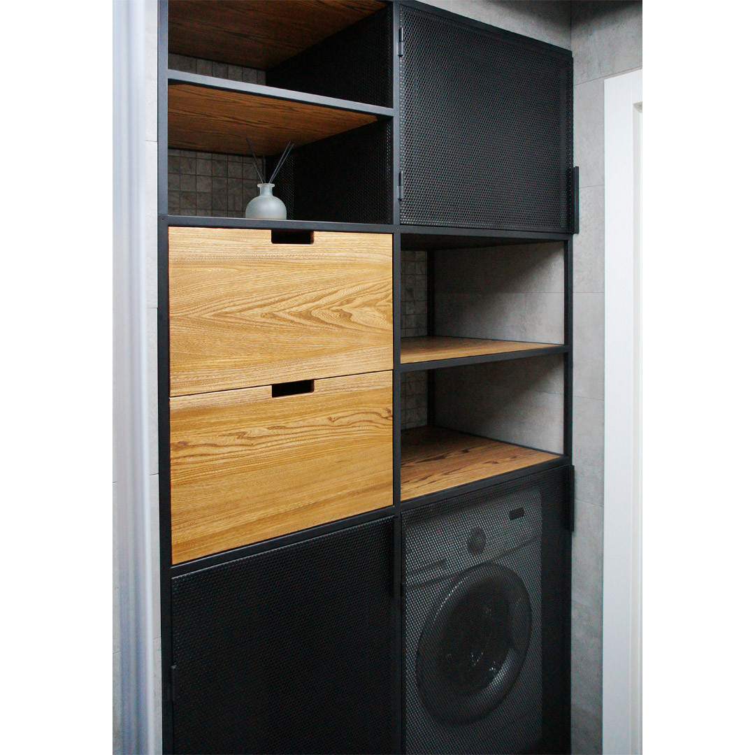 Встроенный шкаф с перфорированными дверцами