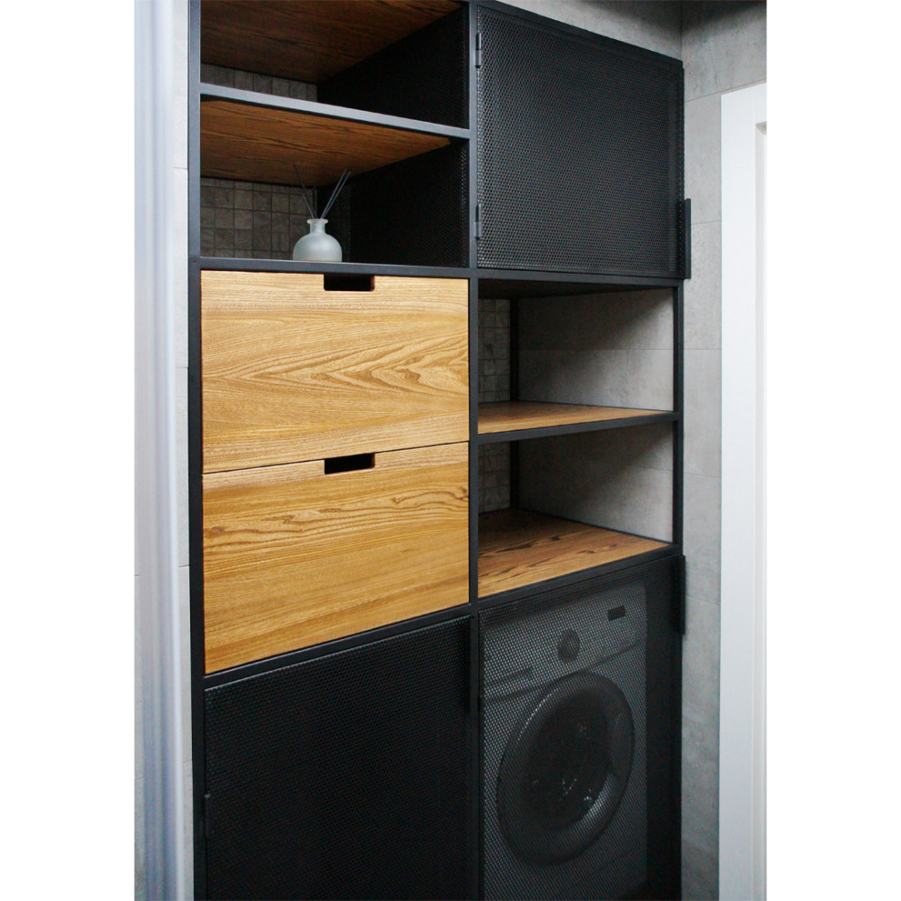 Встроенный шкаф с перфорированными дверцами