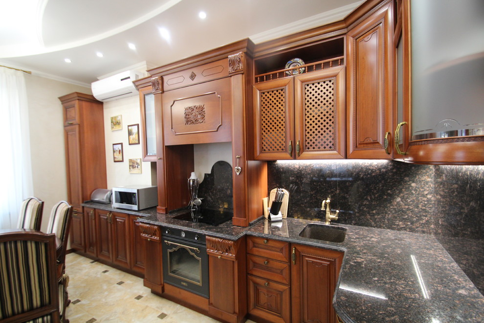 Классическая кухня с фасадами из массива