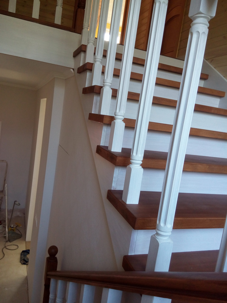 Лестница 2-х цветная с канелюрами