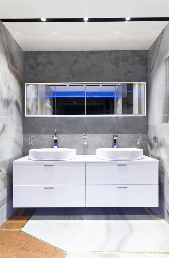 Ванная из оникса, снятая тремя разными сценариями освещения. ЖК "Алые Паруса".