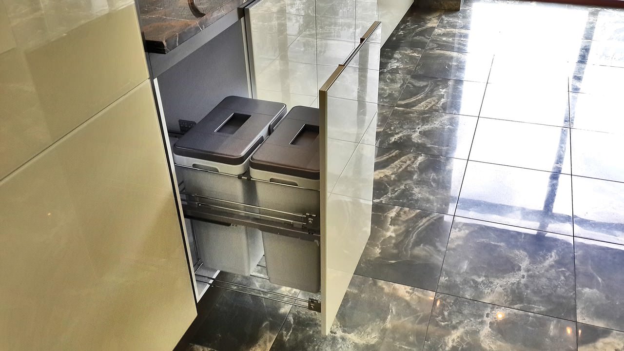 Кухонный гарнитур со стеклянными фасадами