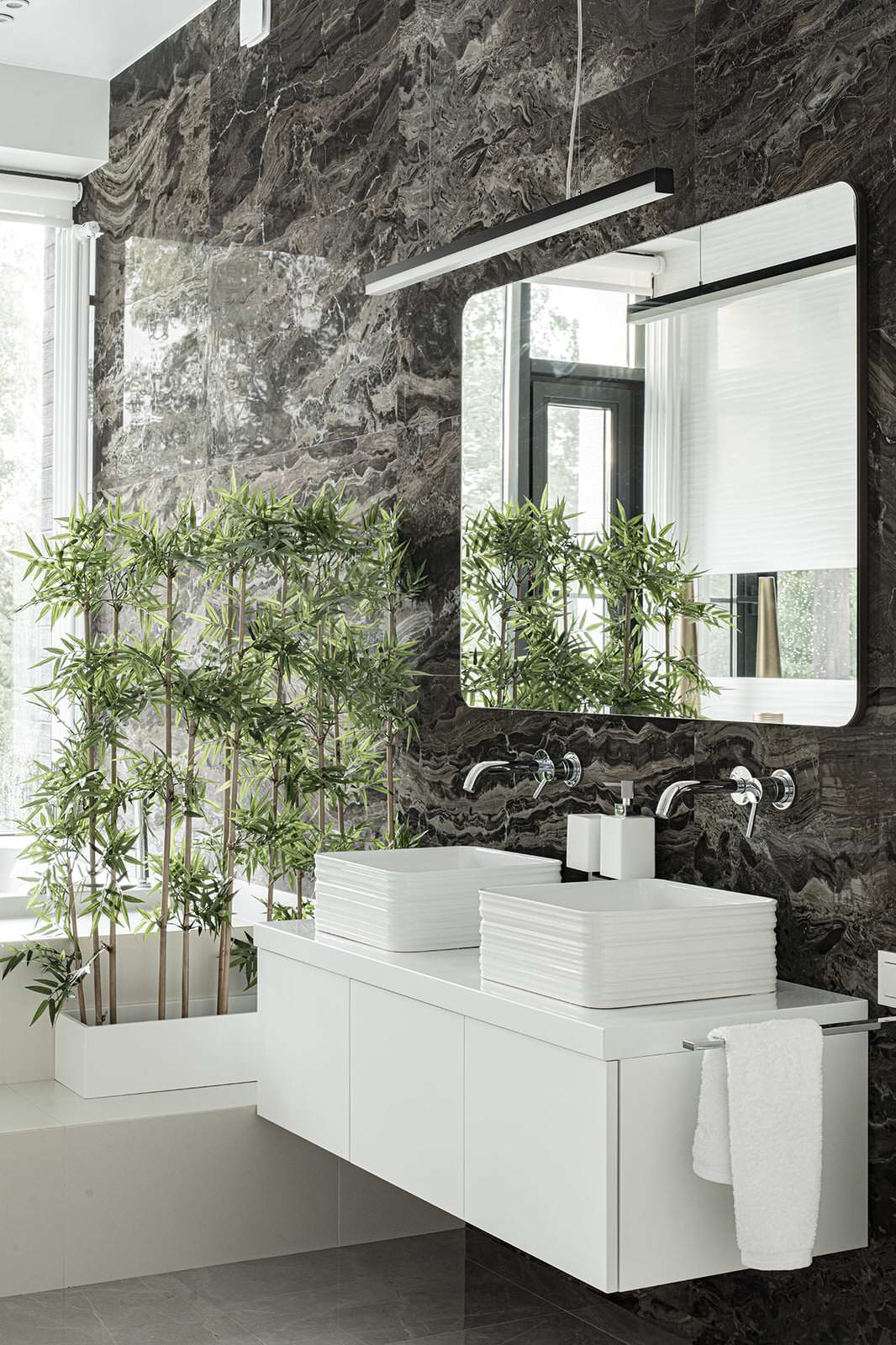 Большой красивый белый дом