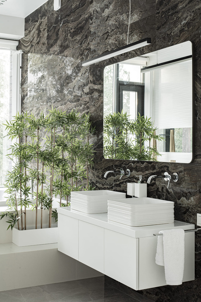 Большой красивый белый дом