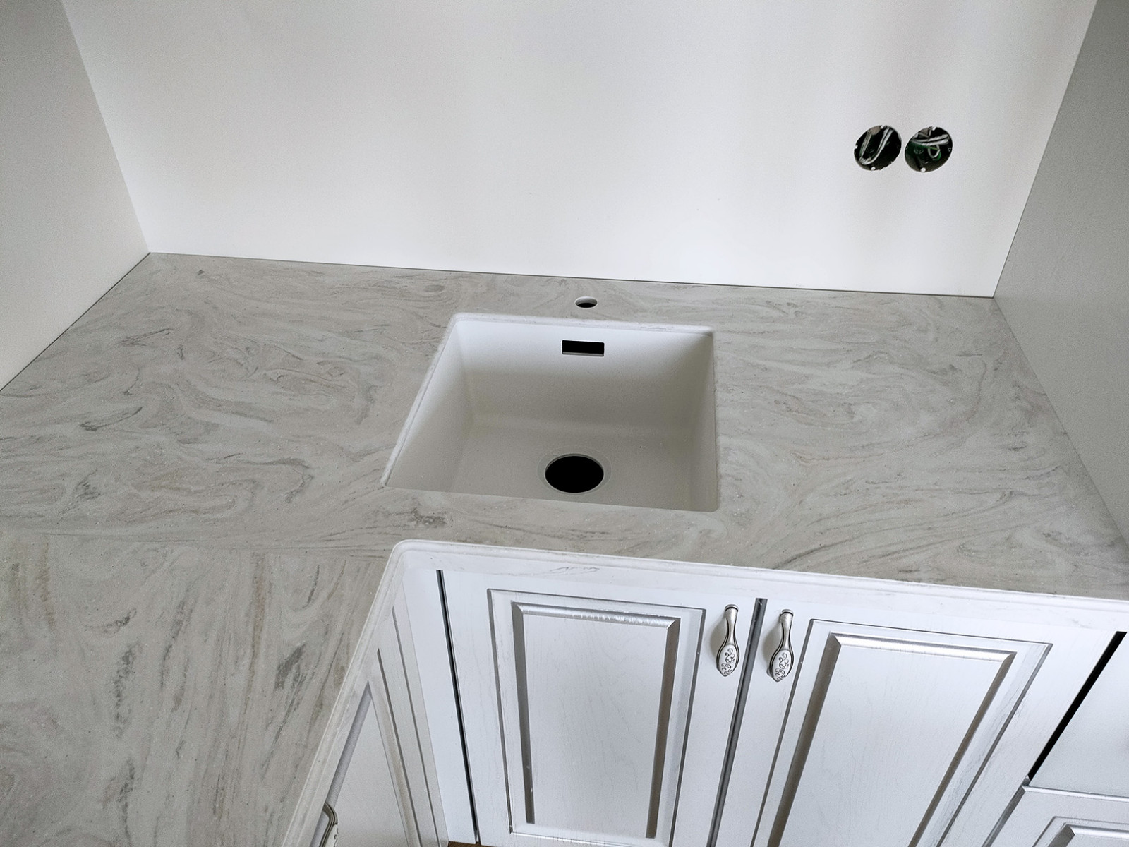 Столешница и кухонный остров из камня Corian Limestone Prima