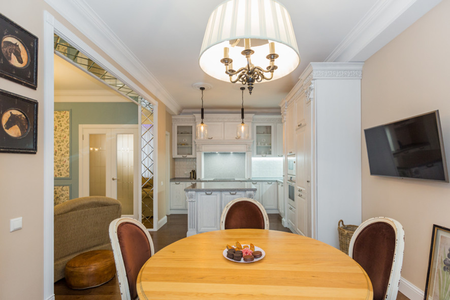 Кухня соединенная с гостиной зеркальным порталом. Реализованный проект