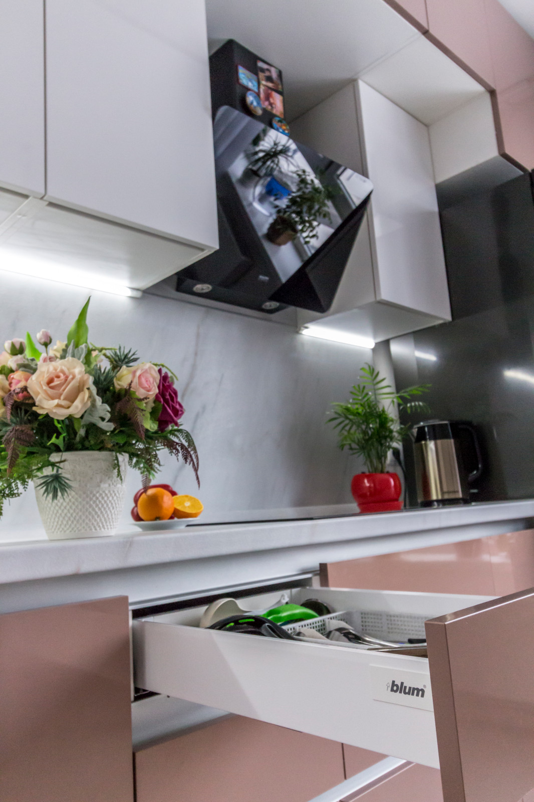 Яркая кухня с фасадами из пластика