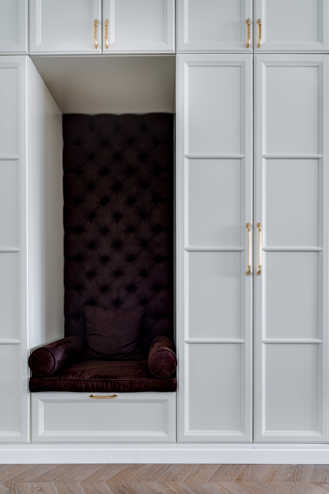 Просторная гостинная с функциональной мебелью