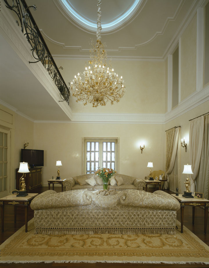 Трехэтажный дом в классическом стиле