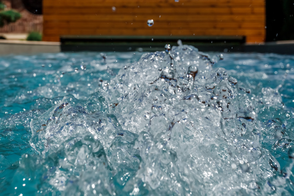 Роллетное покрытие для бассейна под декоративным деревянным коробом.