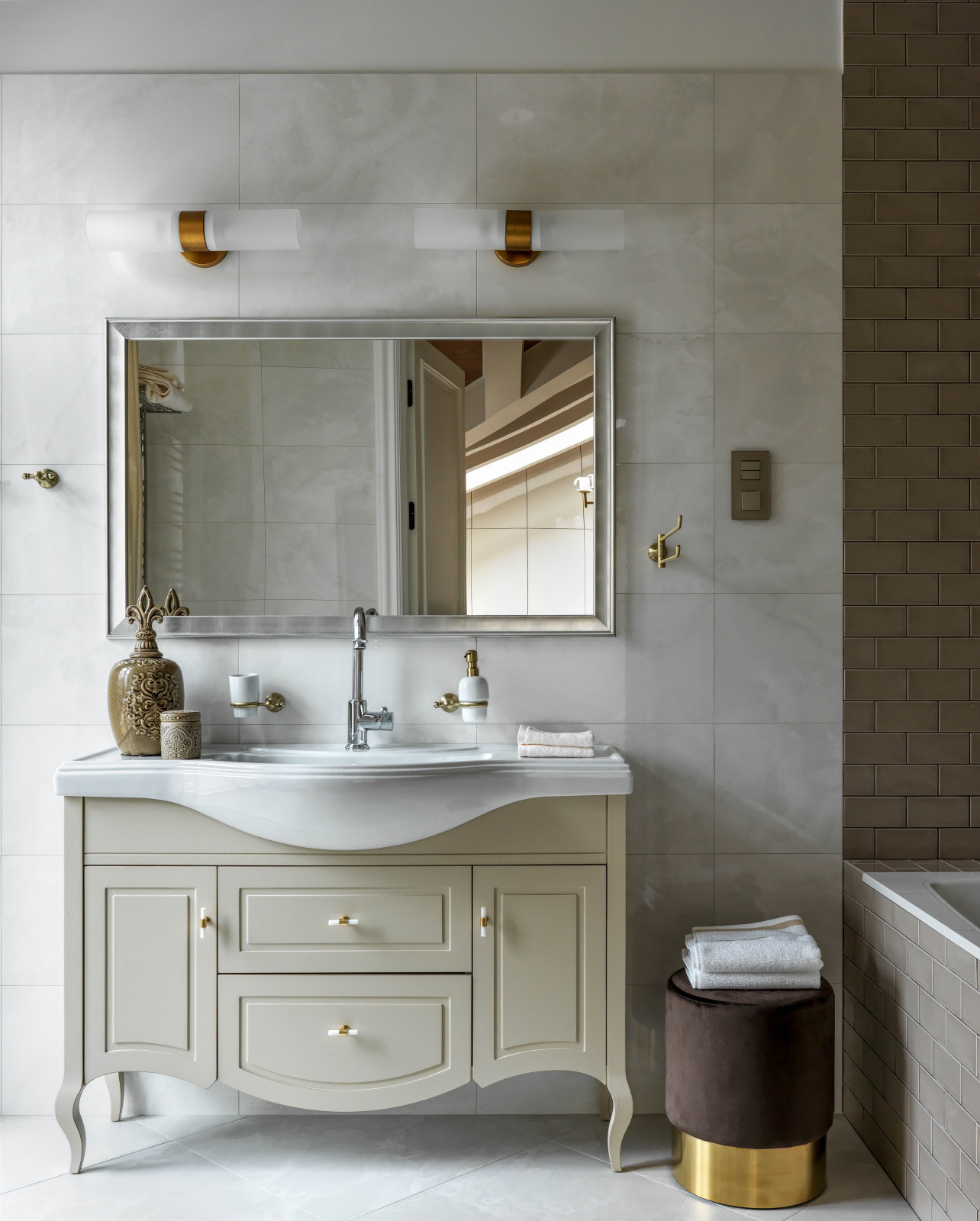 Двухэтажный коттедж в черте Москвы: гостевая ванная