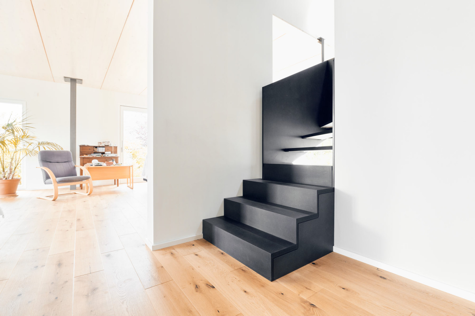Обложка проекта: Лестница в черном цвете на три уровня