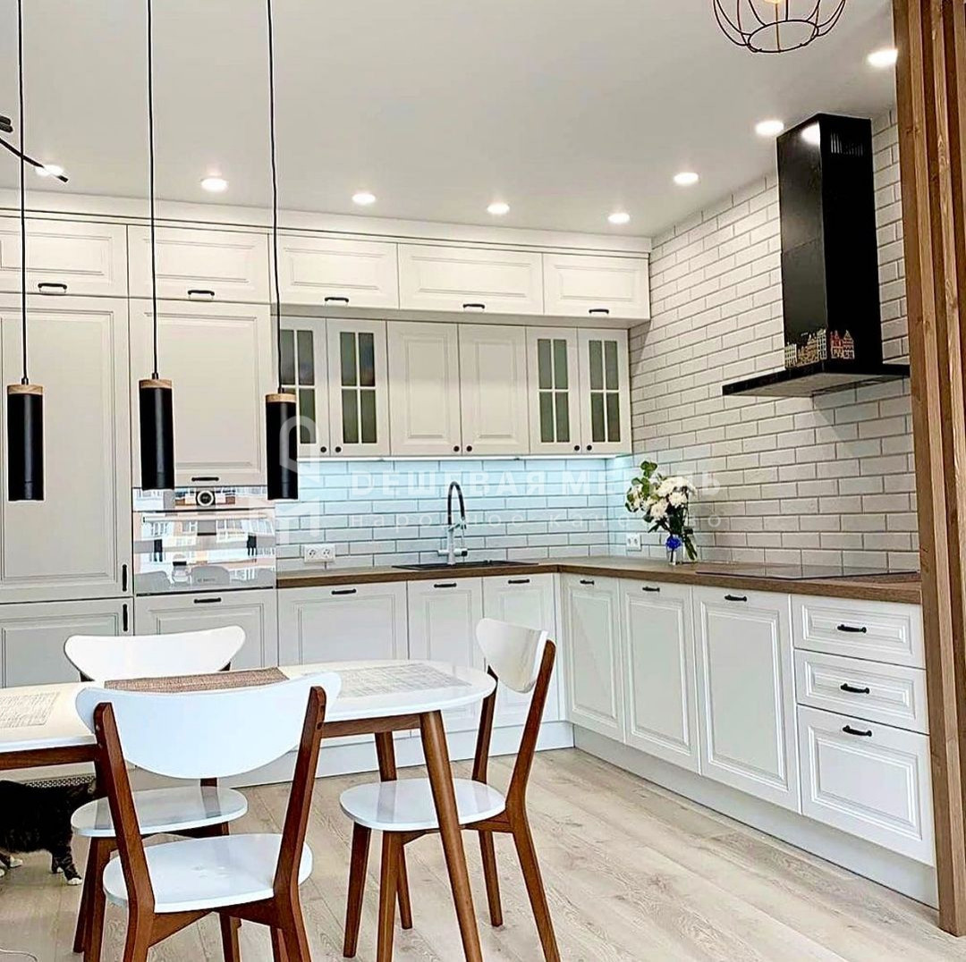 Длинная белая кухня "Лорето арт.1" с антресолями