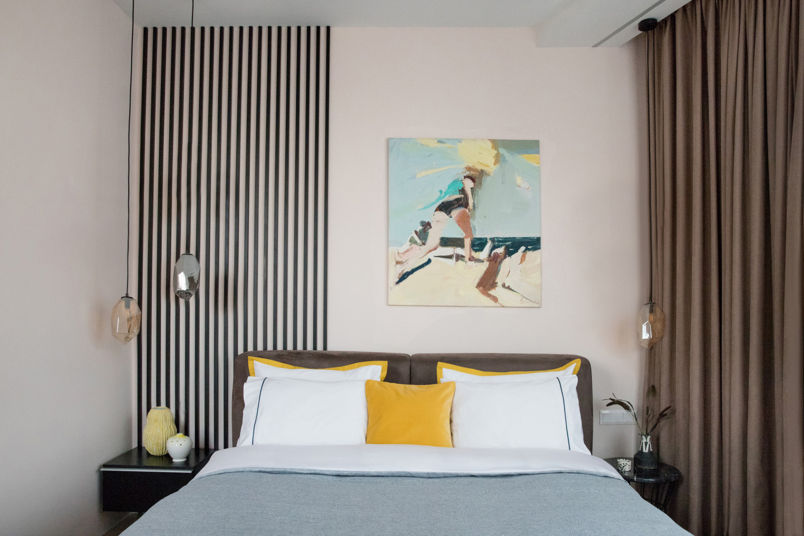 Черные трехметровые рейки в спальне